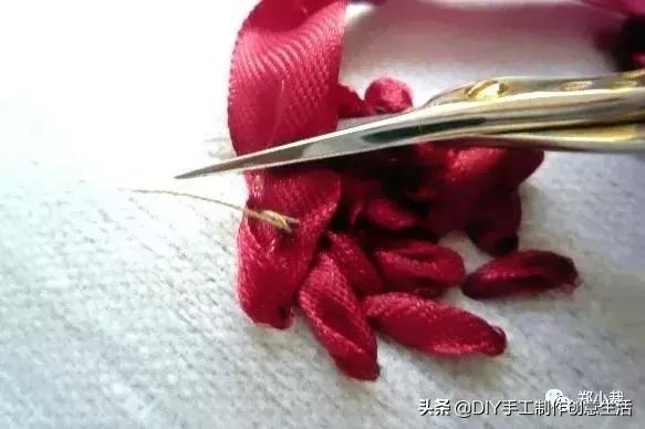 丝带玫瑰花教程，漂亮的丝带玫瑰蝴蝶结发卡（缝制精致好看的玫瑰丝带绣）