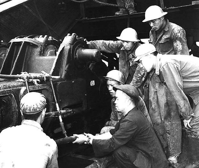 王进喜事迹简介，王进喜的事迹（“铁人”王进喜是国家的“老黄牛”）