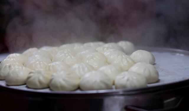 为什么包子蒸出来皮很硬，包子皮总是太硬是什么原因（饭店老板道出“猫腻”）
