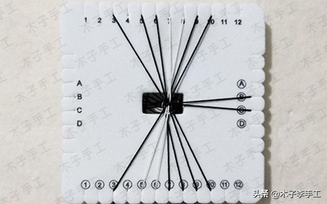 手机挂绳怎么装在手机壳上，手机壳怎么穿挂绳（用方形盘编器做的手机挂绳的编法图解）