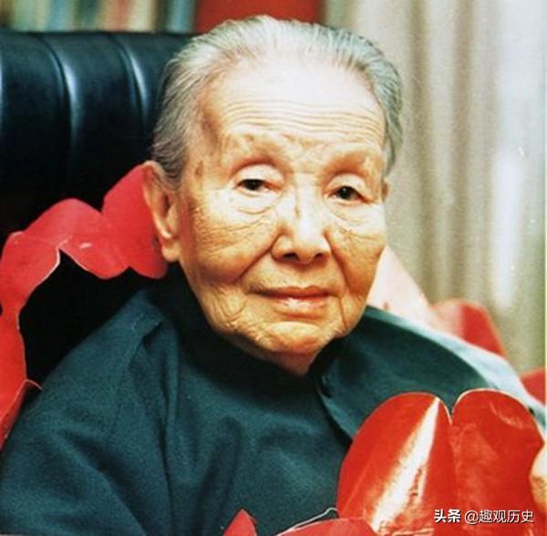 冰心作者简介（作家冰心去世之后，孙子为何骂她“枉为人表”，还在墓碑上涂画？）