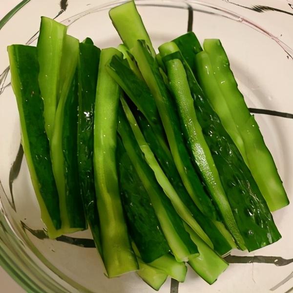 酸辣黄瓜条清脆爽口，<酸脆爽口>吃了停不下来的做法
