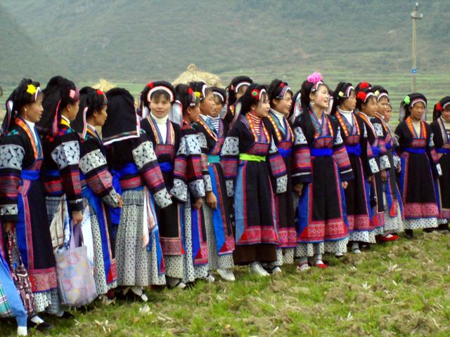 交杯酒是哪个民族的，交杯酒是哪里的传统（特色浓郁的布依族酒文化）