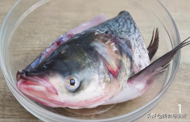 鱼头酸汤怎么做，鱼头酸辣汤的做法（这样做的酸菜鱼头汤）