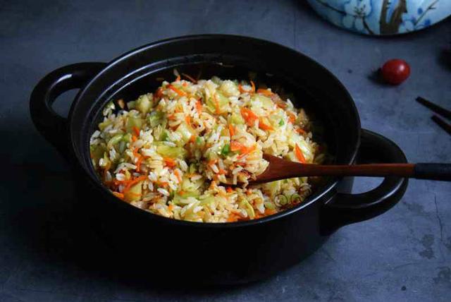 胡萝卜焖饭步骤，萝卜焖米饭怎么做（好看好吃的胡萝卜焖饭）