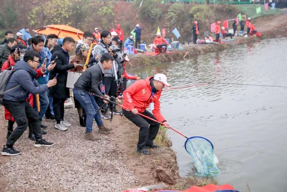 钓鱼大师网红排行榜揭晓：谁是当下最具人气的垂钓达人？粉丝热议不断！