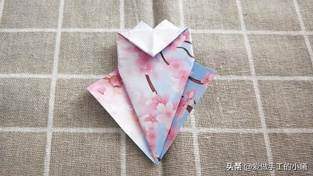 最简单的雨伞折纸方法图解，折纸教程：带爱心的小花伞
