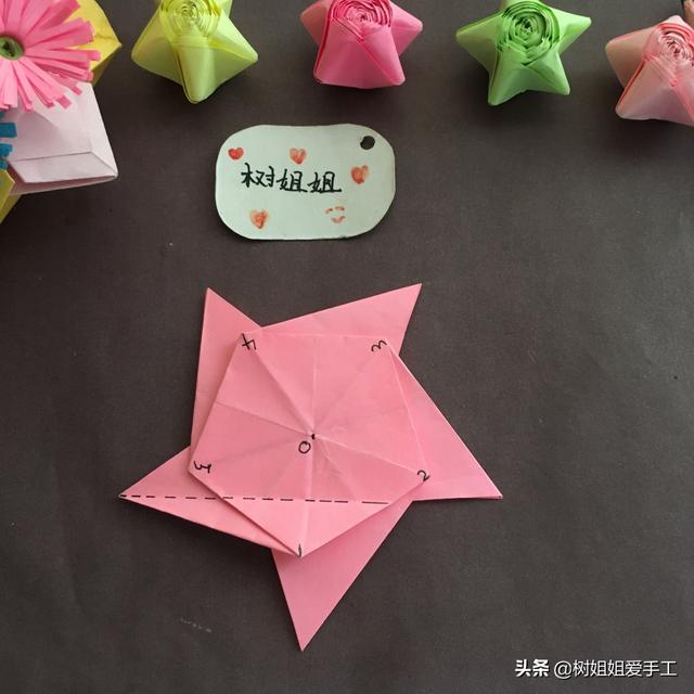 怎样折一个彩色的陀螺，陀螺怎么折陀螺（亲子折纸：可旋转的五角星）