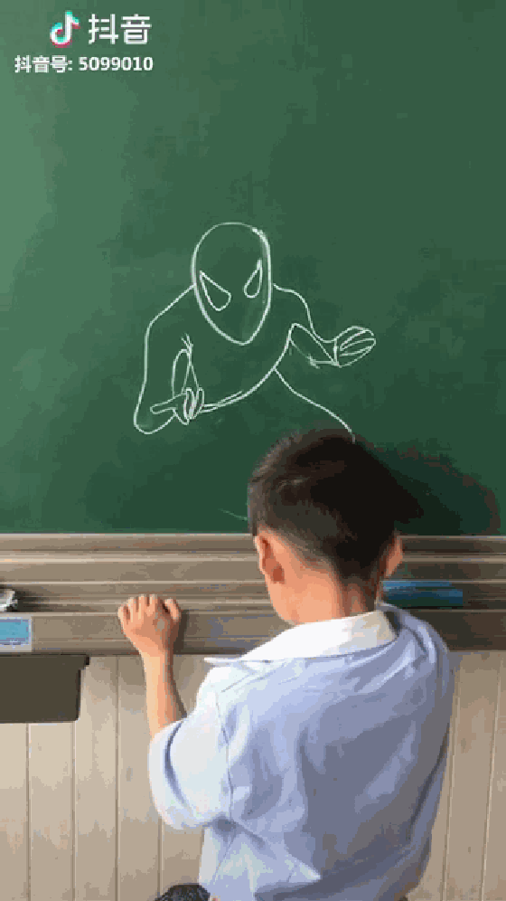 一步一步教你画长城，怎么画长城（他用粉笔在黑板上画出了万里长城、十里桃林还有清明上河图）