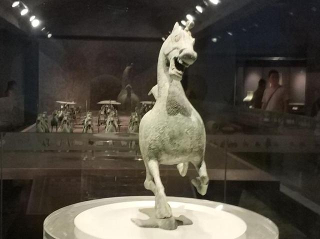 马踏飞燕比喻什么意思，马踏飞燕比喻什么意思代表什动物（