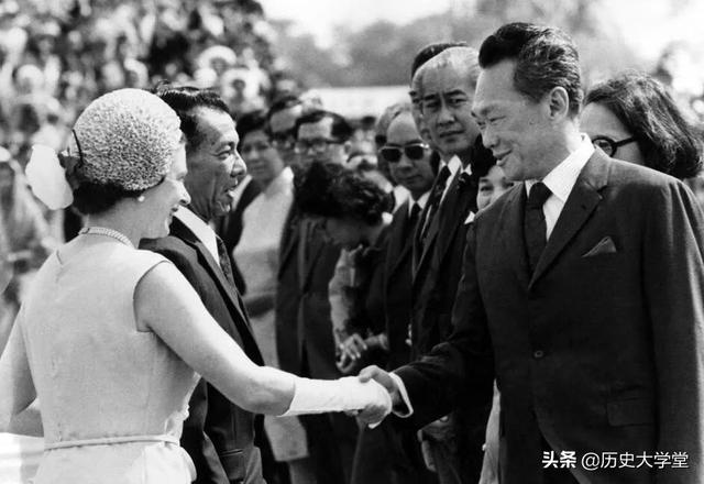 新加坡的官方语言，新加坡的官方语言有四种（新加坡有四种官方语言且华人居多）