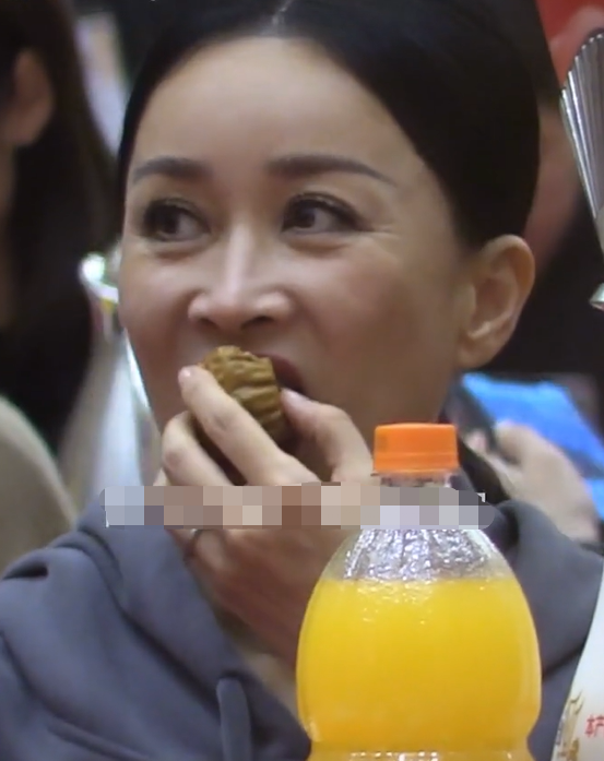 那英年龄今年多大了，那英今年有多大年龄（饭桌上手舞足蹈太豪迈）