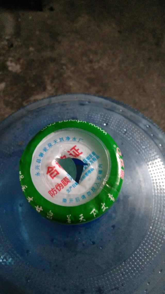 桶装水怎么打开盖子，矿泉水桶装水保质期是多久_瓶装矿泉水保质期是如何做到一年的（桶装水怎么开）
