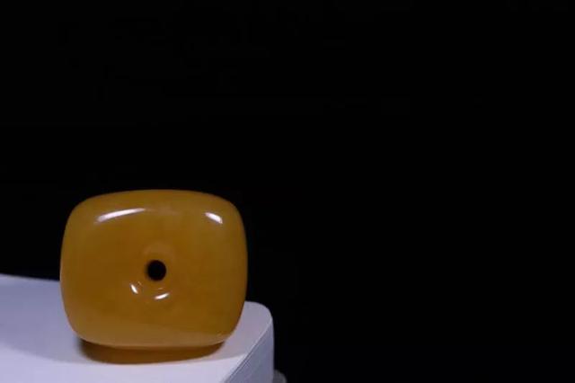 带天然蜜蜡的好处，佩戴蜜蜡有好处吗（你以为戴琥珀蜜蜡只是好看）