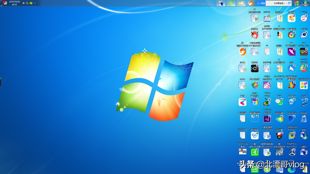 win7电脑倒置桌面将倒置的电脑界面恢复过来的步骤如下:1,在电脑桌面