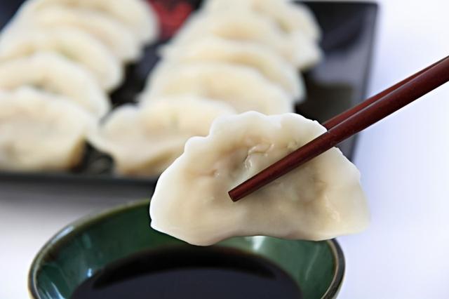 萝卜馅饺子怎么做好吃，怎样做好吃的青萝卜肉馅水饺（教你用白萝卜调饺子馅）