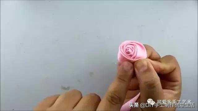彩带的折法，彩带的折法大全 风铃花（一根丝带就卷出一朵螺旋形状的玫瑰）