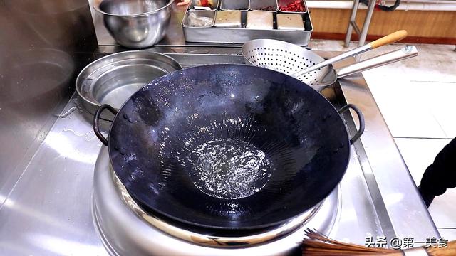 鲫鱼汤怎么熬出奶白色，怎样熬出奶白色鲫鱼汤（是开水和冷水的关键吗）