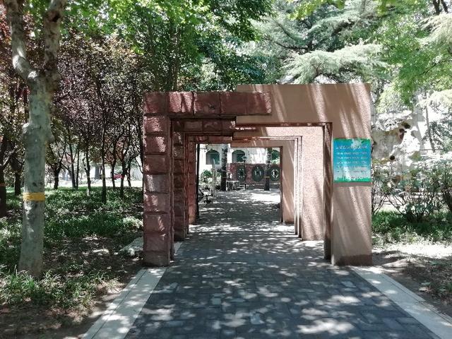 太阳地球月亮运行图，地球月球运动轨迹图（公园虽小，历史文化元素不少）