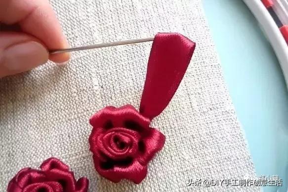 丝带玫瑰花教程，漂亮的丝带玫瑰蝴蝶结发卡（缝制精致好看的玫瑰丝带绣）