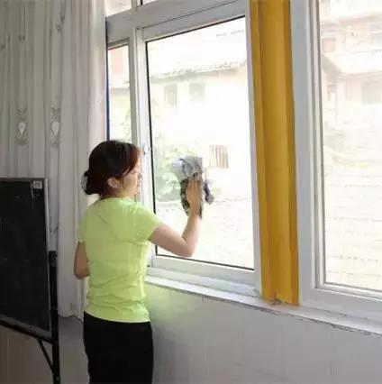 玻璃怎么擦才干净，怎样擦出来的玻璃又干净不落灰尘（在水里兑点“盐”）