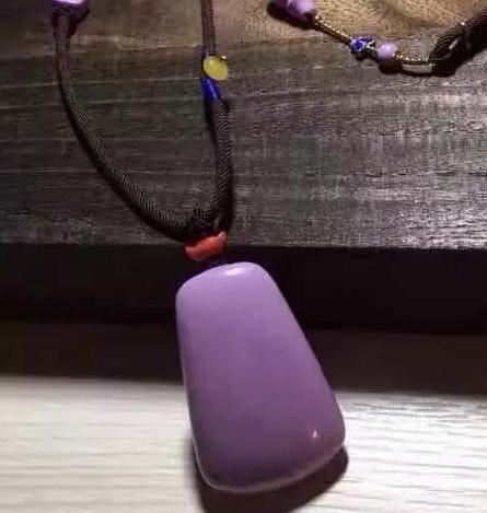 紫云母适合什么人佩戴，紫云母手镯的功效和作用（宝石新星——紫云母）