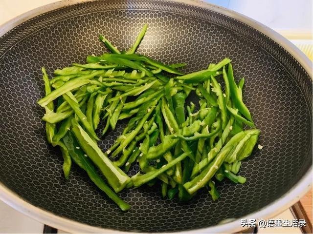 土豆炒青椒，土豆炒青椒的做法家常（记忆深处的味道）