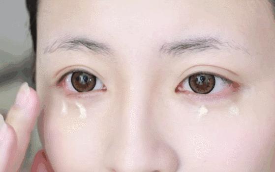 眼霜什么时候涂抹，正确擦眼霜的手法和时间
