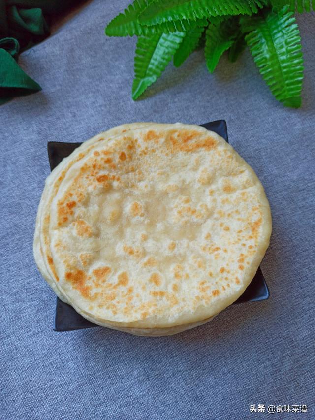 在北方家庭,主食就是面食,包子,馒头,烙饼等,经常是换着花样做,在街上