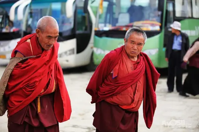 我的家乡在日喀则是什么歌，我的家乡在日喀则是什么歌歌词是什么意思（行走在通天的路上<中>）