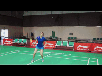 怎样学打羽毛球，羽毛球初学者训练步骤（标准的羽毛球基础动作图解）