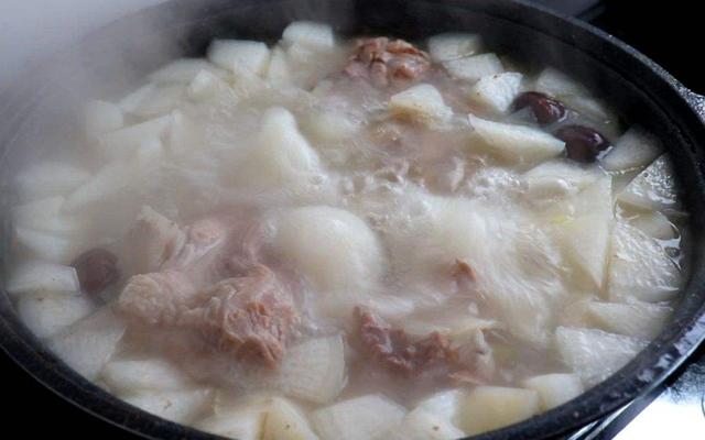 蒸鱼冷水下锅还是热水，蒸鱼时热水起蒸还是冷水（知道3个技巧健康还美味）