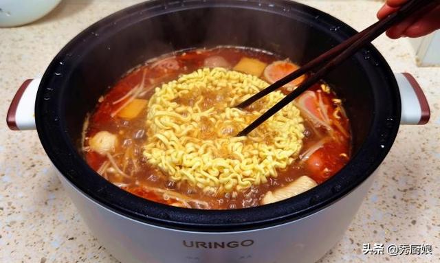 砂锅麻辣烫的做法，砂锅麻辣烫的做法步骤（荤素搭配煮一锅）