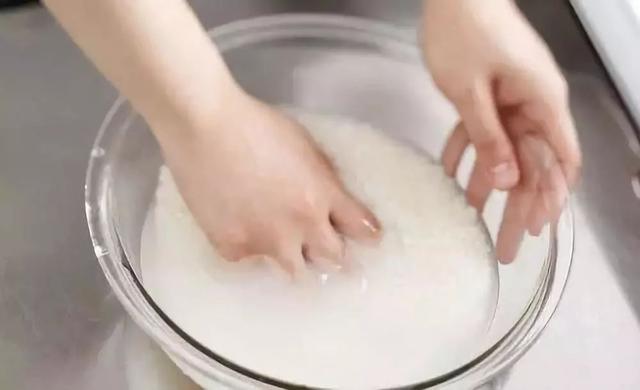 怎么洗真丝，真丝衣服染色怎么洗掉妙招（真丝衣服怎么洗才能不掉色）