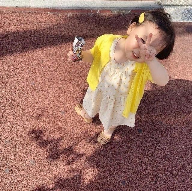 黄夏温哪里人，黄夏温人字拖同款（哈温的拍照姿势还是很专业的）