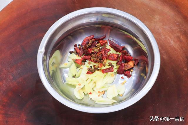 猪腰怎么处理干净，猪腰子怎么洗（腰花怎么做才不腥不骚）