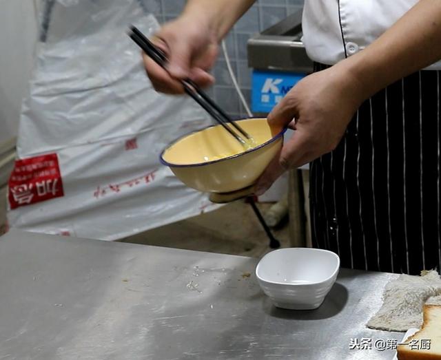 脆皮炸香蕉外酥里嫩香甜无比馋哭，端上桌瞬间被秒光