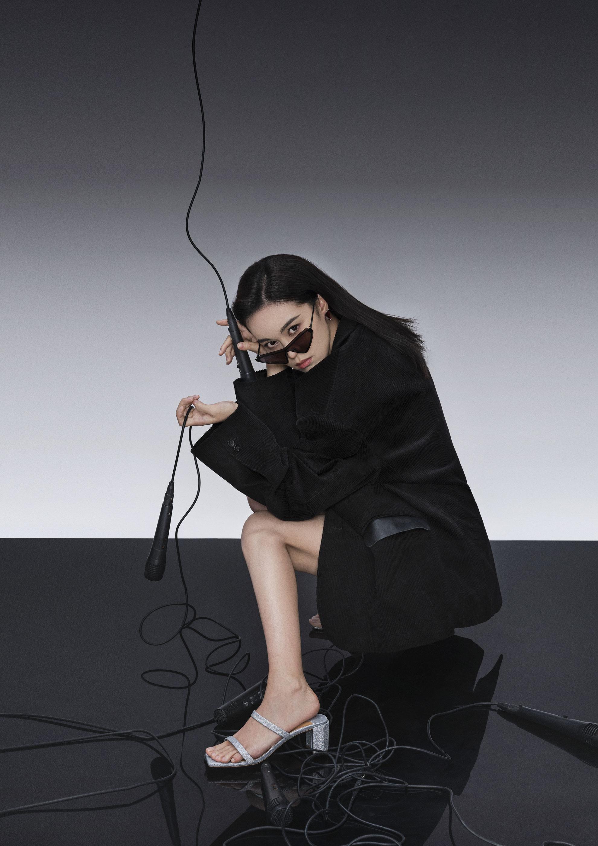 郁可唯怕是明星中的"腿模",穿膝上裙坐凳子上,美腿不输莫文蔚