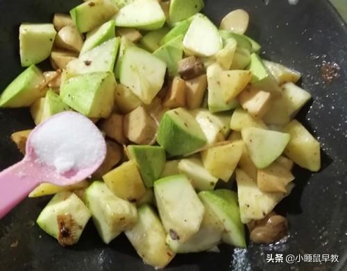 荀瓜怎么炒好吃，怎样素炒荀瓜（却做出鲜香美味超好吃的下饭菜）