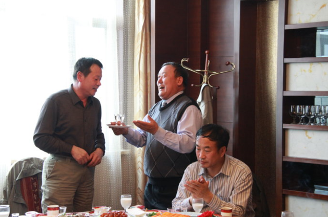 女人酒桌应酬敬酒话术幽默，厉害女人酒桌应酬话（参加酒局不会敬酒可不行）