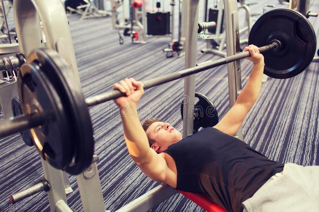 杠铃锻炼方法及图解，5个增肌最好的杠铃力量训练