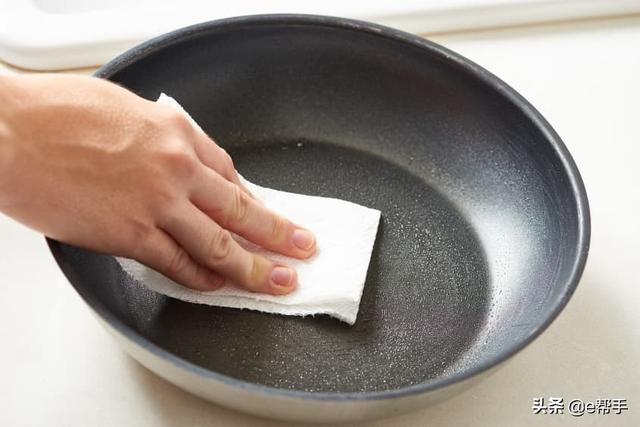 不粘锅怎么清洗里面的黑油渍，不粘锅怎么清洗里面的黑油渍呢（教你4个清洁保养方法）