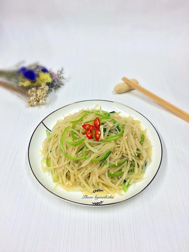 青椒土豆丝的做法，青椒土豆丝的做法步骤图片（懒人必备的青椒土豆丝）