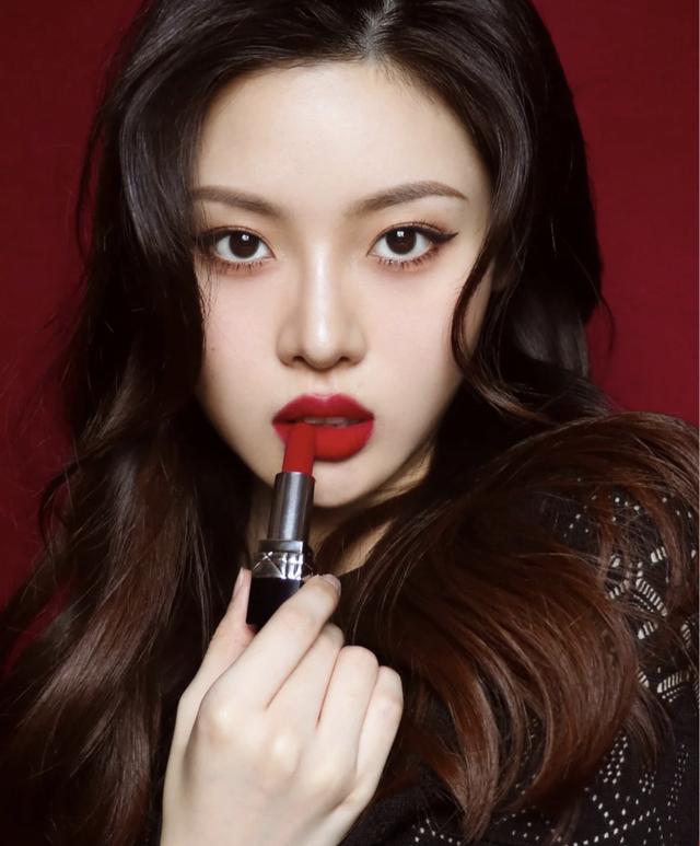 阿玛尼唇釉405，阿玛尼405适合多大年纪用（黄皮深唇“真实试色”）