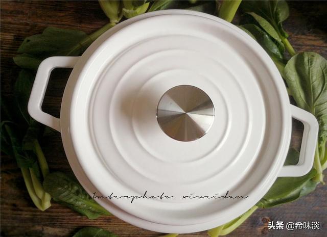 珐琅锅如何开锅，珐琅锅和陶瓷锅哪个好（锅油润寿命更长）