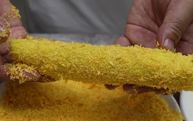 脆皮蛋卷的家常做法，皮蛋卷的做法窍门（手把手教你做酥香解馋的脆皮鸡蛋卷）