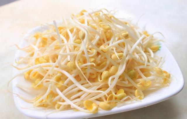 衣服上的霉点怎么去除，白色衣服上的霉点怎么去除（潮湿的春季再也不怕衣服发霉了）