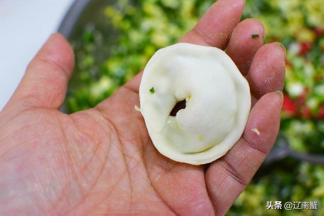 三鲜素水饺怎么做，什么叫素三鲜水饺（老妈做的素三鲜饺子）