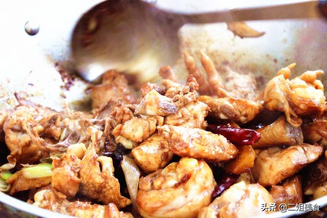 煲鸡汤要掉水吗，煲鸡汤要掉水吗用什么（大厨教您一招，以后别乱焯水了）