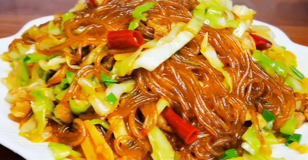 【包菜炒粉條】做法步驟圖 難怪以前炒粉條老粘鍋 技巧全在這-起舞食譜網